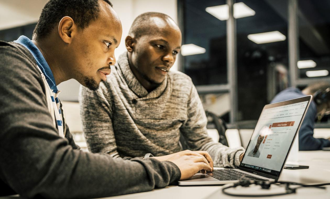 Pour s'insérer au mieux dans les chaînes de valeur mondiales, les jeunes Africains domestiquent de plus en plus les nouvelles technologies.