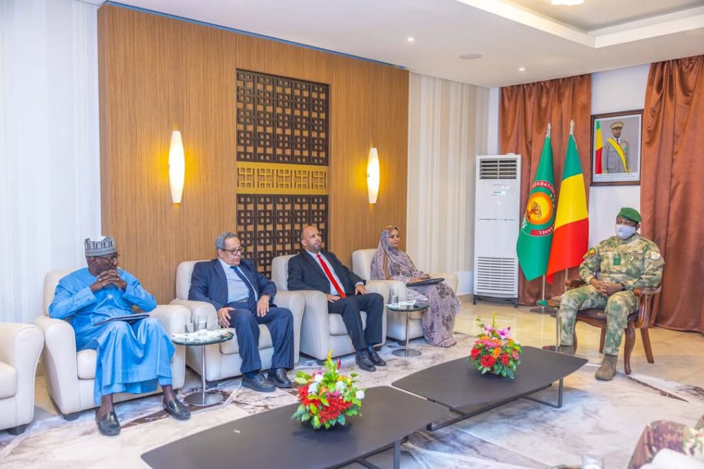 Conduite par Amal Mint Maouloud, ministre de l’Hydraulique et de l’Assainissement, la délégation mauritanienne a porté au président de la Transition malienne, le général Assimi Goïta, un message du Président Mohamed Ould Cheikh El Ghazouani.