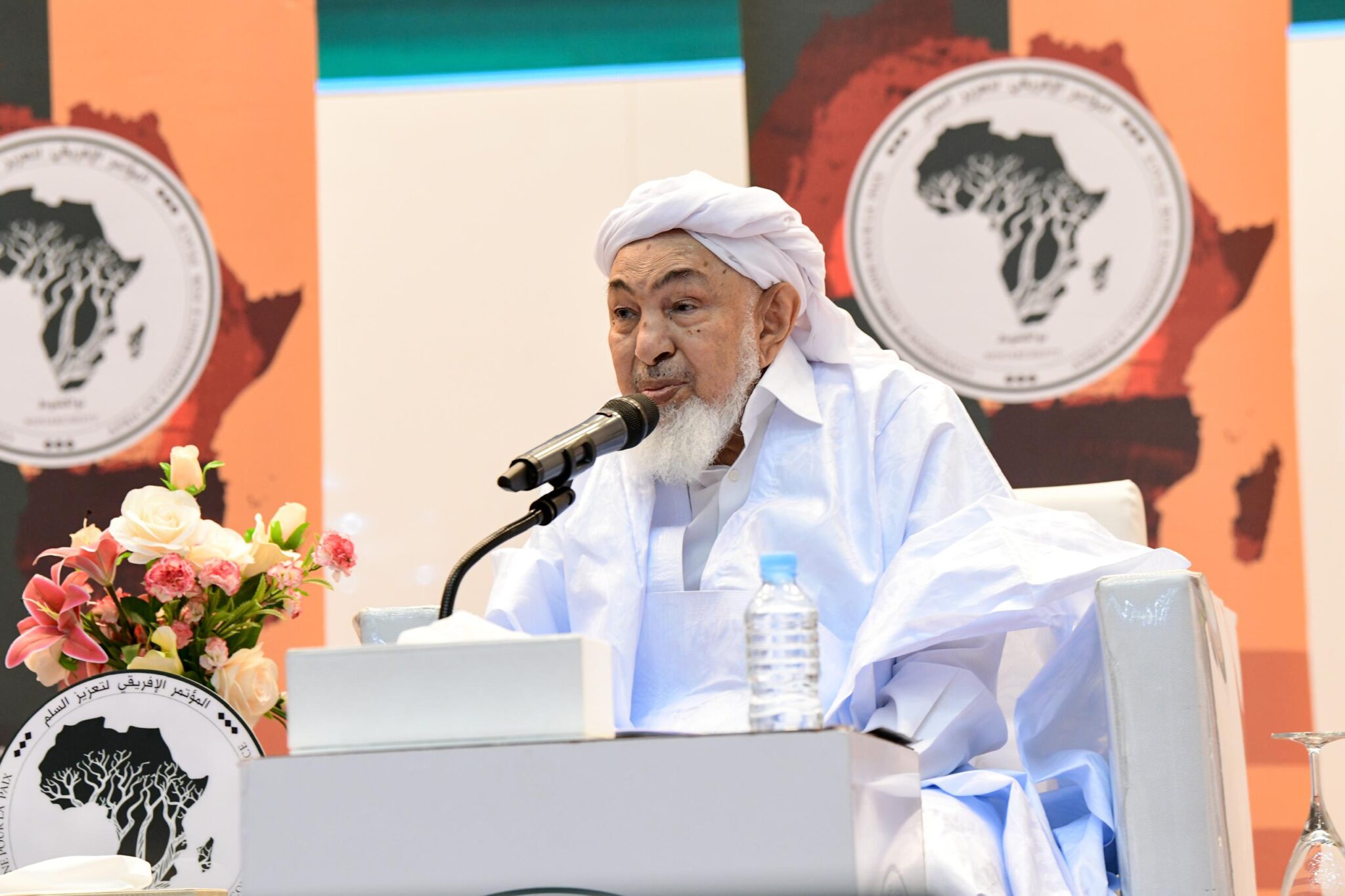 Créateur de la Conférence africaine pour la promotion de la Paix, Cheikh Ben Bayyah est également le président du Forum d'Abou Dhabi pour la Paix.