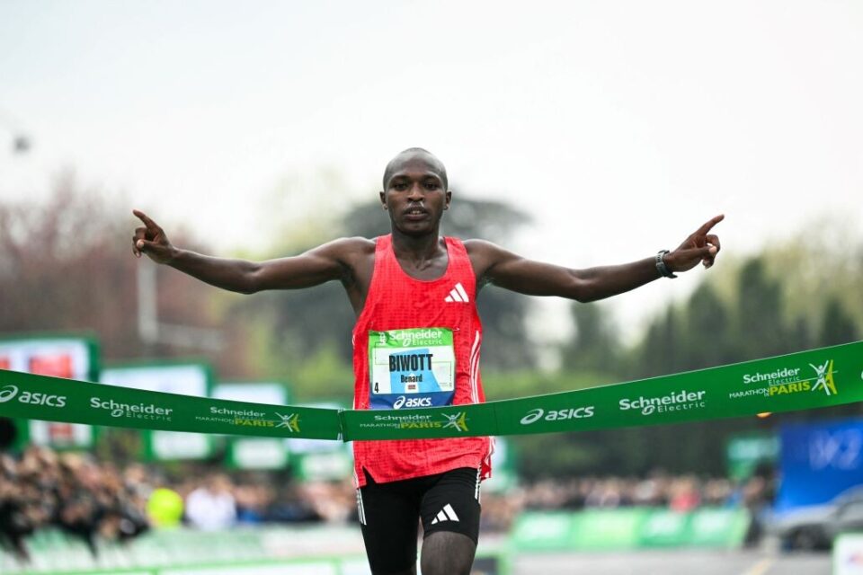 En levant les bras sur la ligne d'arrivée du Marathon de Paris, Benard Biwott a réalisé son meilleur temps sur la distance en 2h05'25".&nbsp;