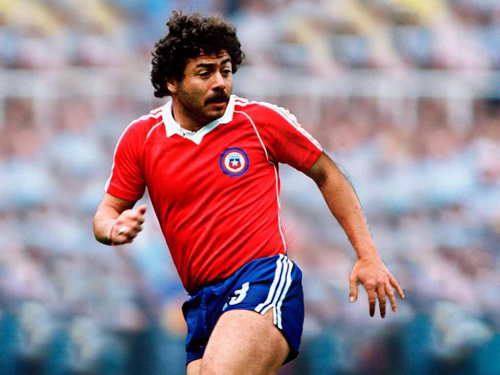 Footballeur flamboyant, le Chilien Carlos Cazsely a manifesté son opposition au dictateur Augusto Pinochet en refusant de lui serrer la main.