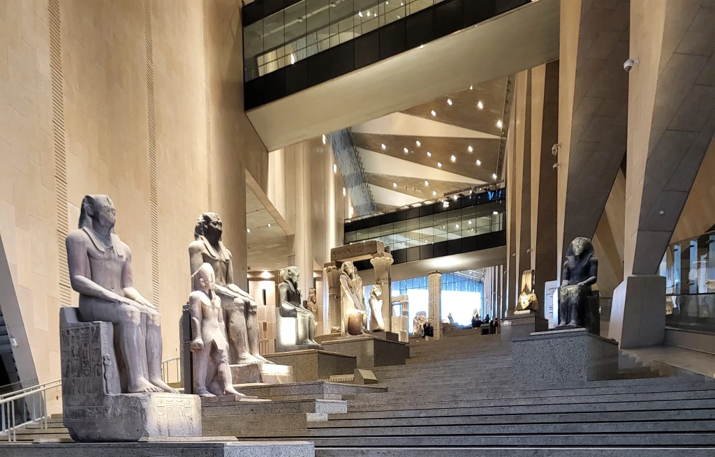 Installé sur 480 000 m² au pied des pyramides de Gizeh, le musée abrite plus de 100 000 pièces, dont certaines n’avaient jamais été exposées.