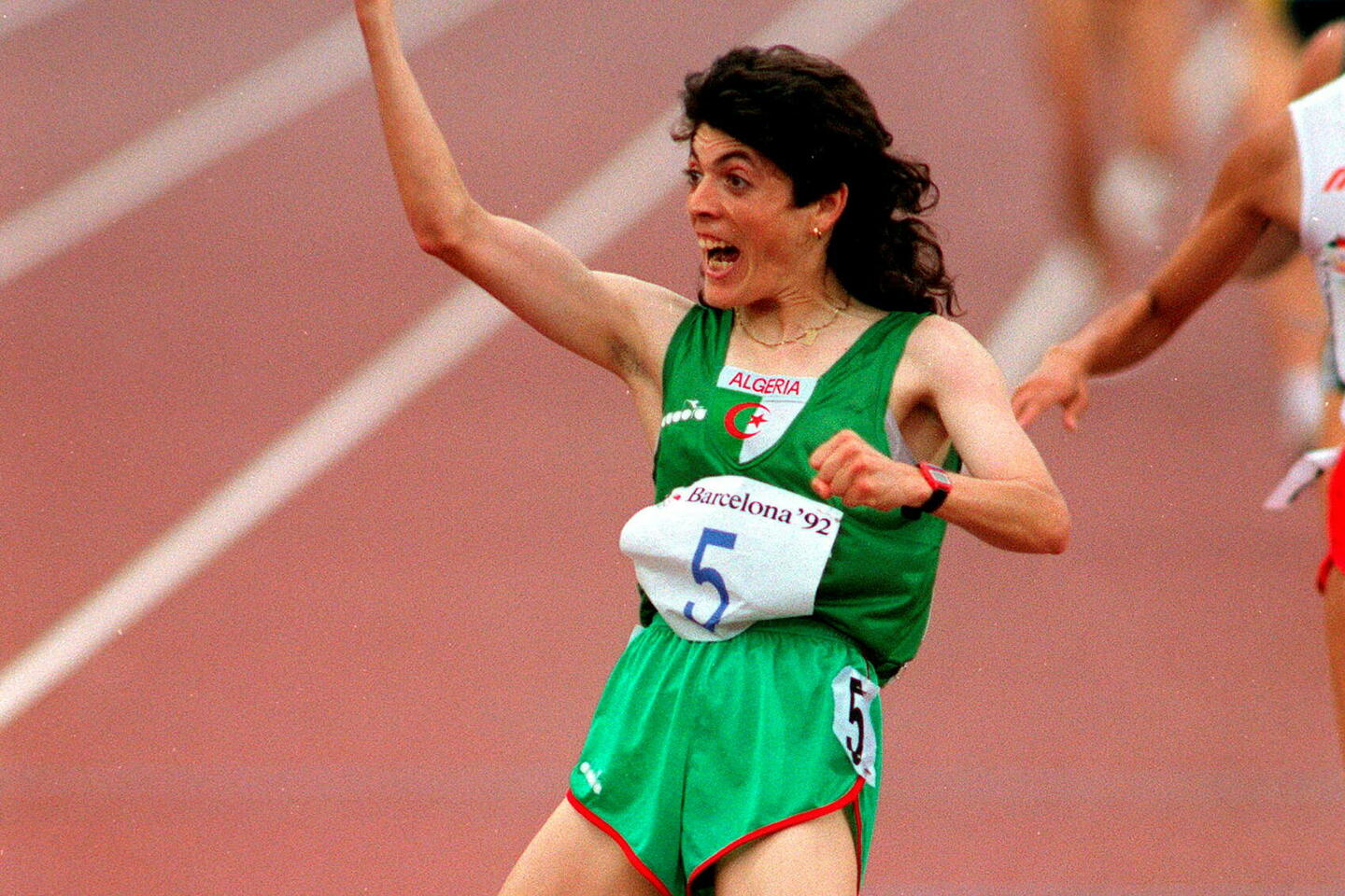 Déjà première Africaine championne du monde, l'Algérienne Hassiba Boulmerka a remporté la médaille d'or du 1 500 m des JO de 1992 à Barcelone contrariant les islamistes et dédiant son titre à Mohamed Boudiaf, président du Haut Comité d'Etat qui venait d'être assassiné à Annaba.