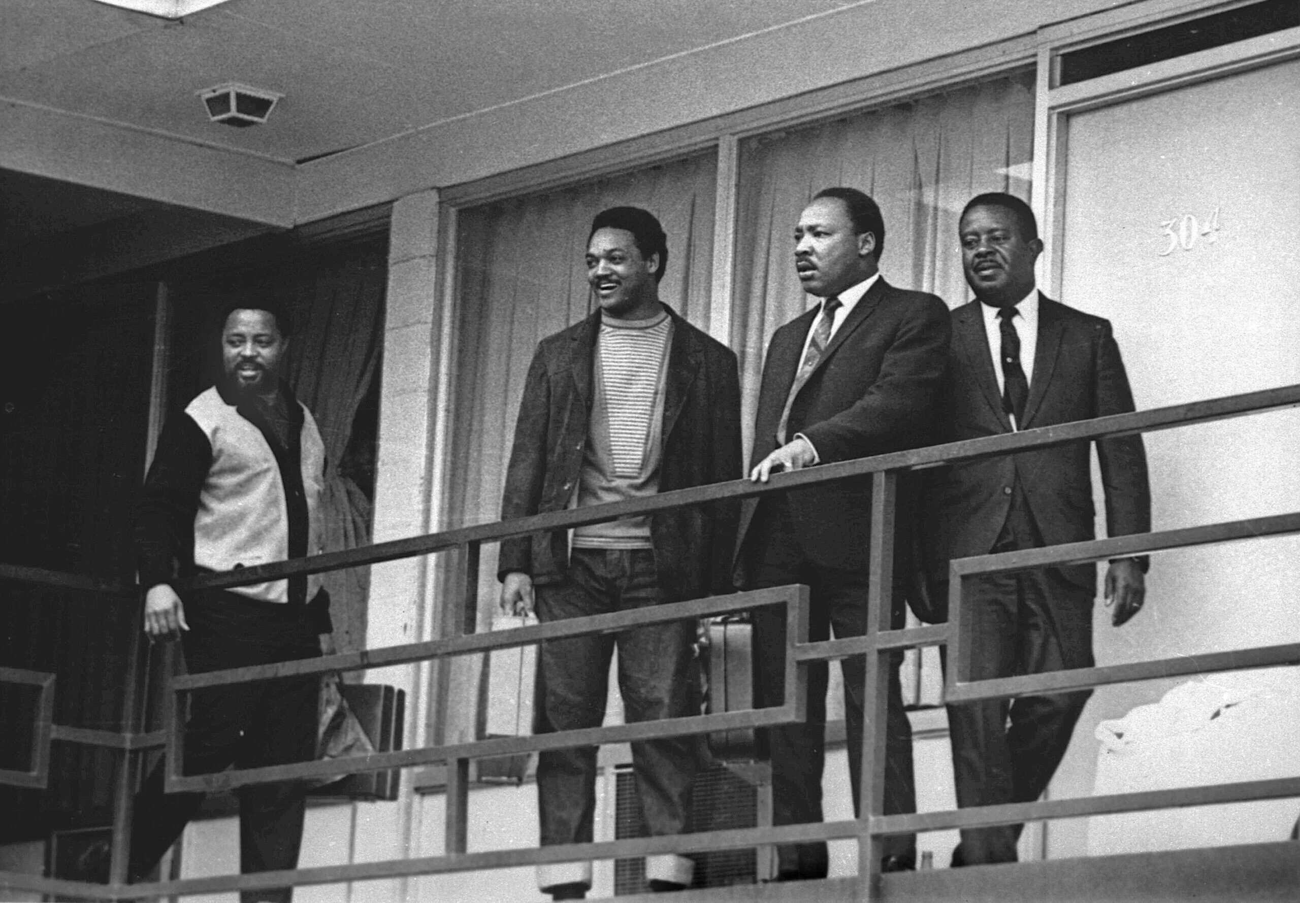 4 avril 1968 : le révérend Jesse Jackson est aux côtés de Martin Luther King sur le balcon du motel Lorraine où le célèbre pasteur partisan de la non-violence, a été assassiné. 