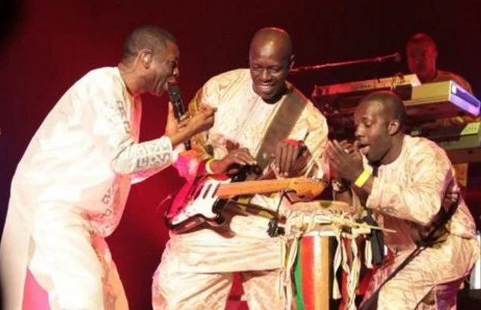 Jimmy Mbaye en concert avec Youssou Ndour au chant et Mbaye Dièye Faye aux percussions - DR