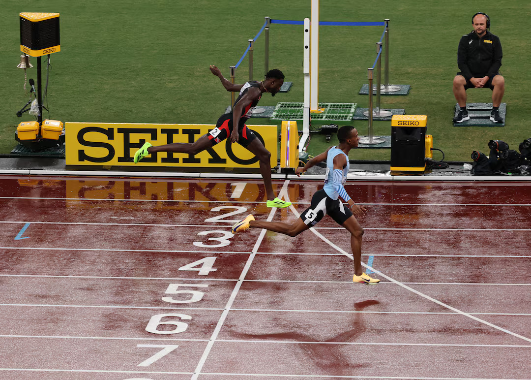 Le Botswanais Busang Collen Kebinatshipi, 21 ans, a devancé le coureur de Trinidad-et-Tobago Jareem Richards en réalisant le temps canon de 43 secondes 53 centièmes. Il sera rejoint sur le podium par son compatriote Bayapo Ndori. 