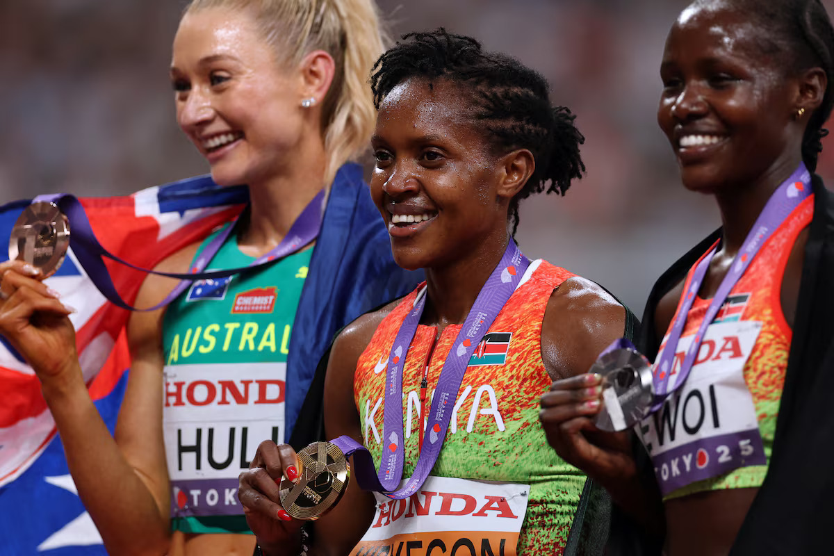 Le podium du 1 500 m des Mondiaux de Tokyo. A côté de Faith Kipyegon, sa compatriote kényane Dorcus Ewoi, médaillée d'argent, et l'Australienne Jessica Hull, médaillée de bronze.