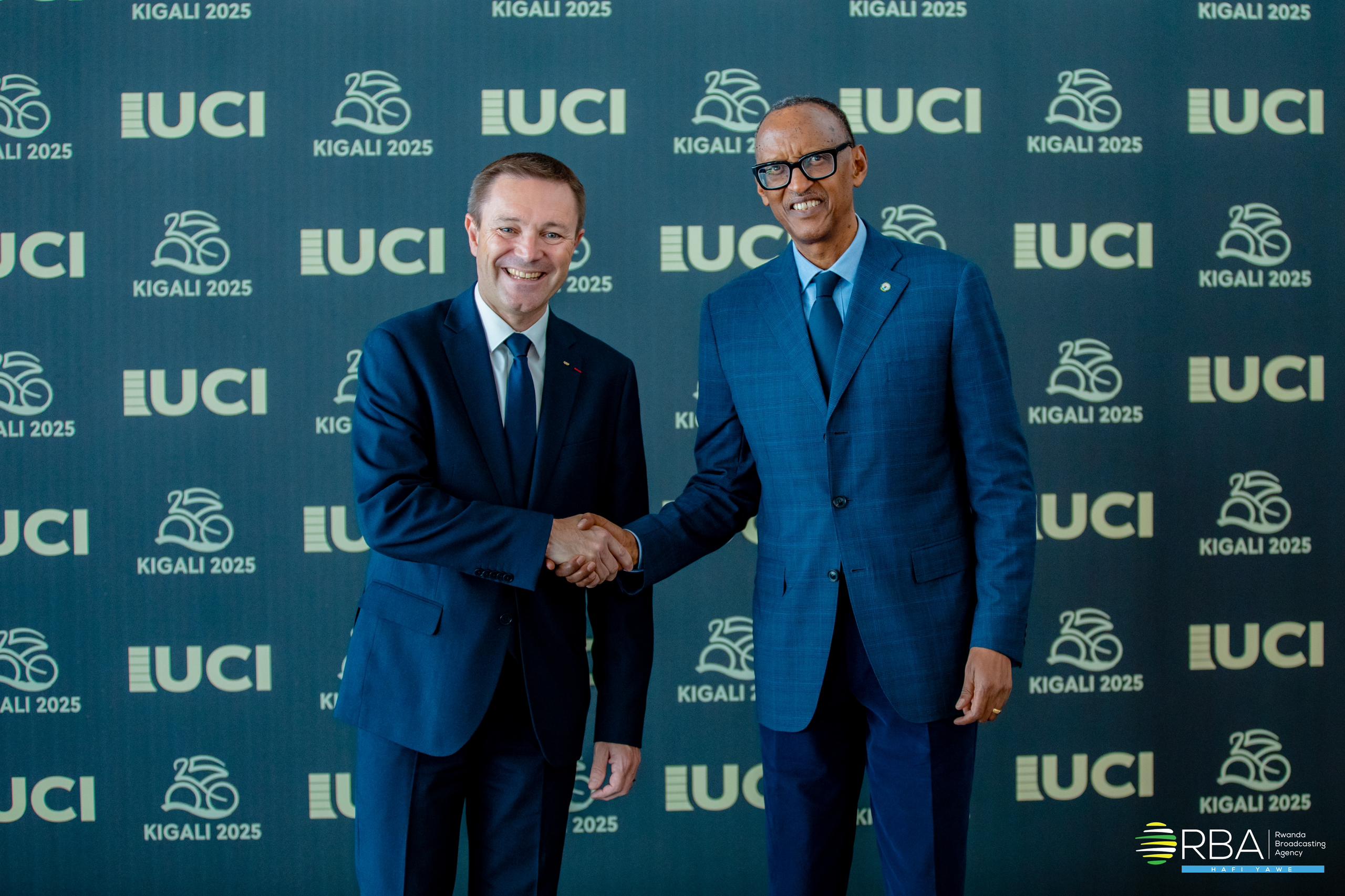 Pour l'UCI et David Lapartient, ici avec le président du Rwanda Paul Kagame, l'internationalisation du cyclisme va de pair avec sécurité d'où le choix de la technologie SafeR pour les Mondiaux du cyclisme de 2025 à Kigali. 
