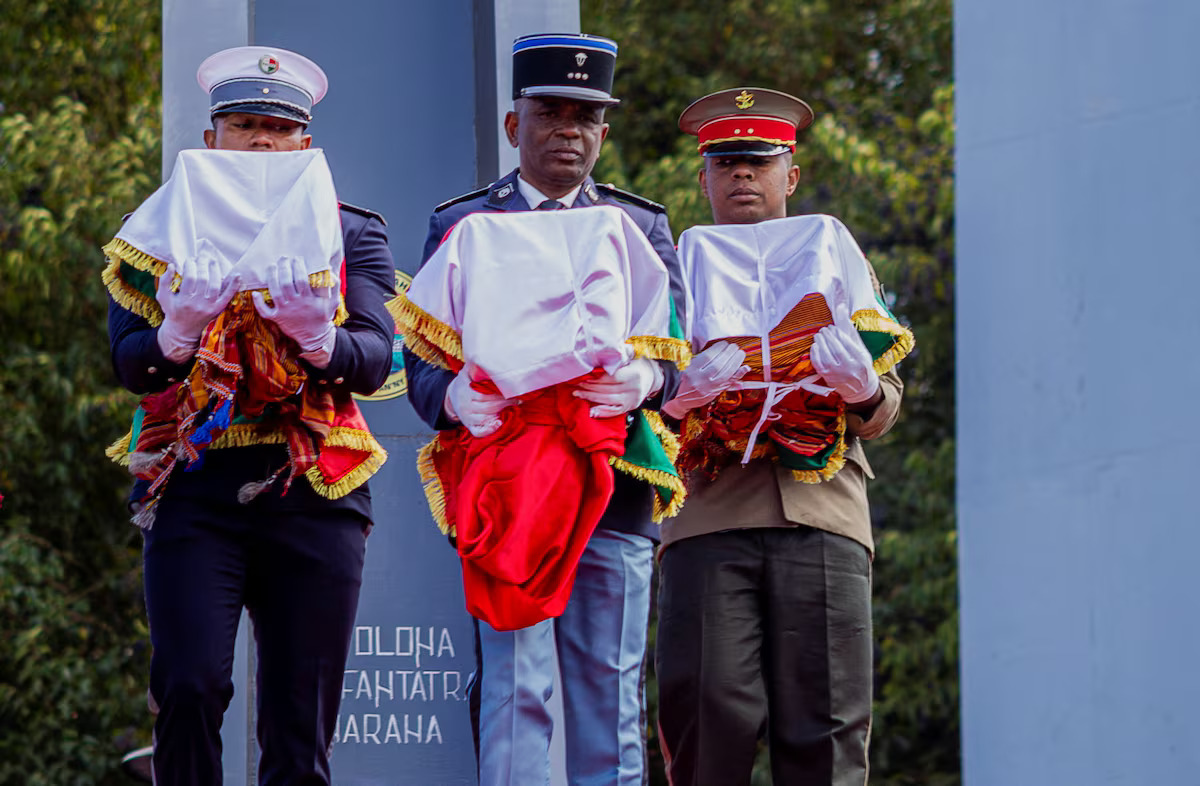 Un policier, un soldat et un gendarme ont transporté les crânes dans le mausolée à Antananarivo.