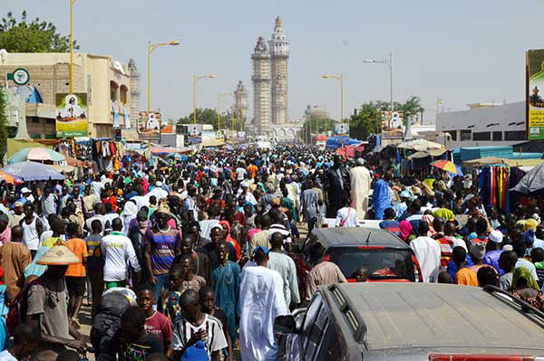 Chaque année, une importante foule de fidèles se rend à Touba pour effectuer le pélerinage du Grand Magal de Touba. 