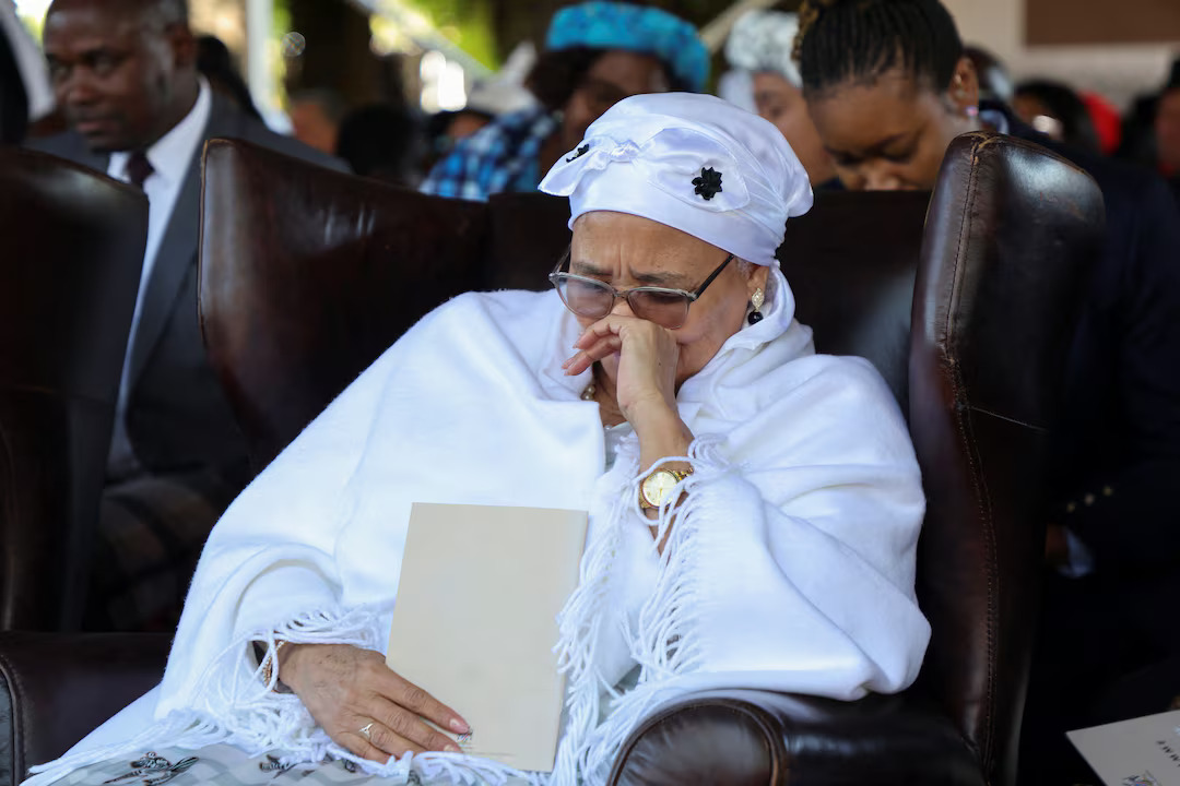 La présidente de la Namibie sous le coup de l'émotion pendant la commémoration du premier génocide du XXe siècle, celui des Nama et des Herrero. 