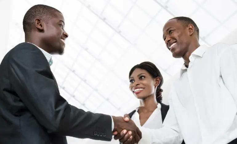Des jeunes, bien formés au pays ou à l'extérieur, prennent en mains leur destin et se lancent de manière pragmatique dans des activités de production ou de services.