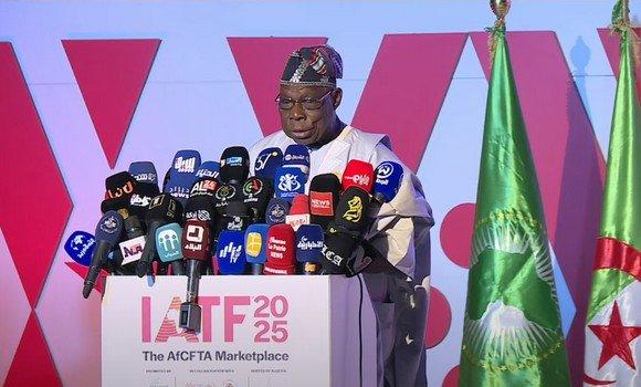 L'ex-président du Nigeria, Olusegun Obasanjo, était parmi les personnalités présentes à Alger à la Foire commerciale intra-africaine de 2025.