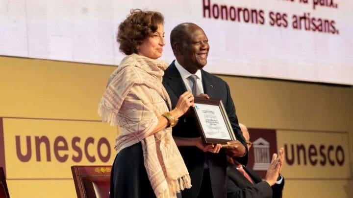 Le 22 mai à Abidjan, Audrey Azoulay, directrice générale de l'Unesco, a remis le certificat d'inscription de l'Attiéké au Patrimoine immatériel de l'Unesco au président Alassane Ouattara.
