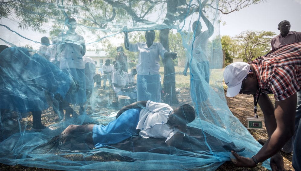 Parmi les moyens de lutte contre le paludisme, il y a la préévention. ici, une séance d'explication autour de la moustiquaire en Afrique australe. 