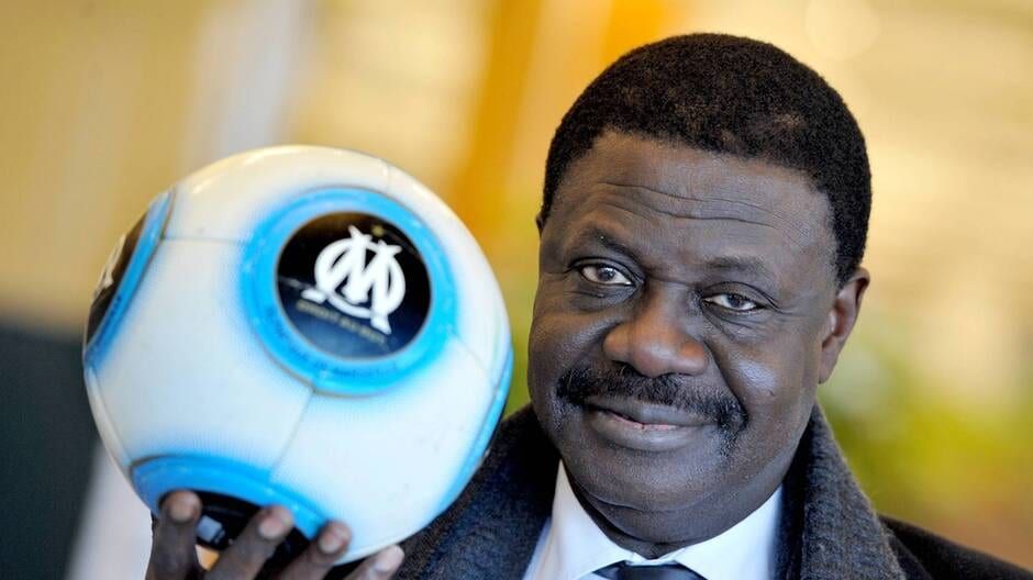 Journaliste, agent de joueurs et premier président africain et noir d'un club de football, et pas le moindre, dans un championnat parmi les plus grands d'Europe, Pape Diouf a fait tomber bien des barrières sur le terrain et en dehors mettant le Continent au coeur du ballon rond mondial. 
