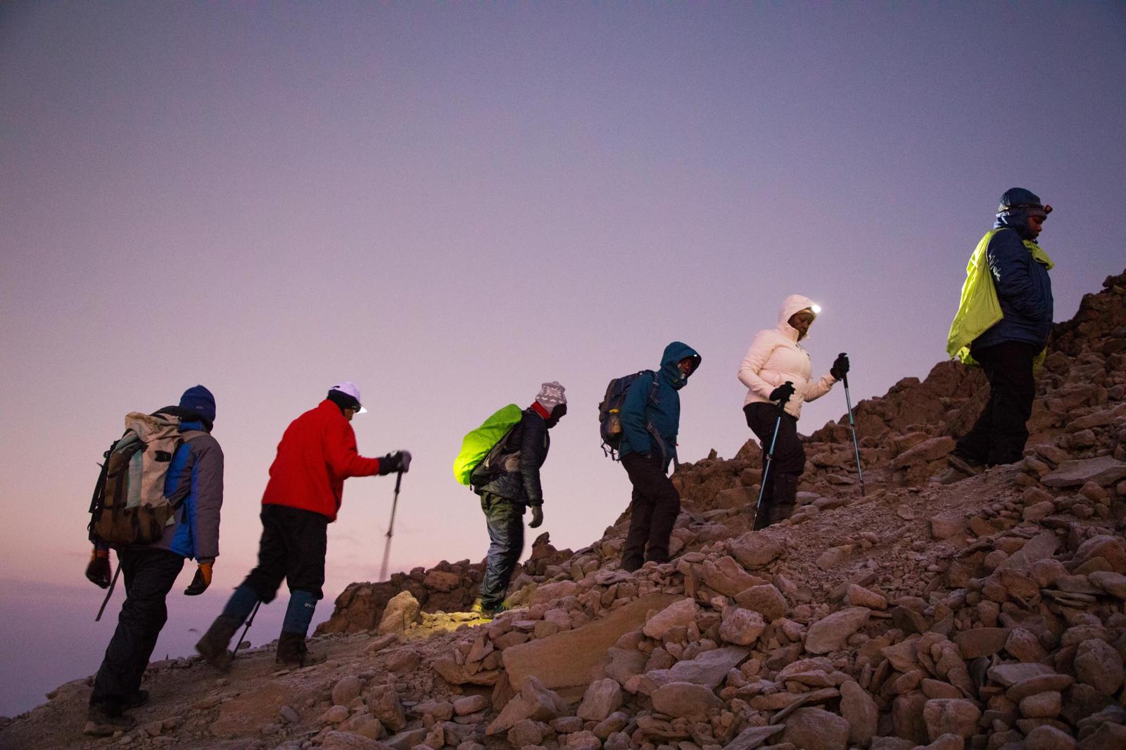 Philippe et Marie Madeleine Lo Diara avec leur équipe d’ascension du Kilimandjaro. Photo © DR