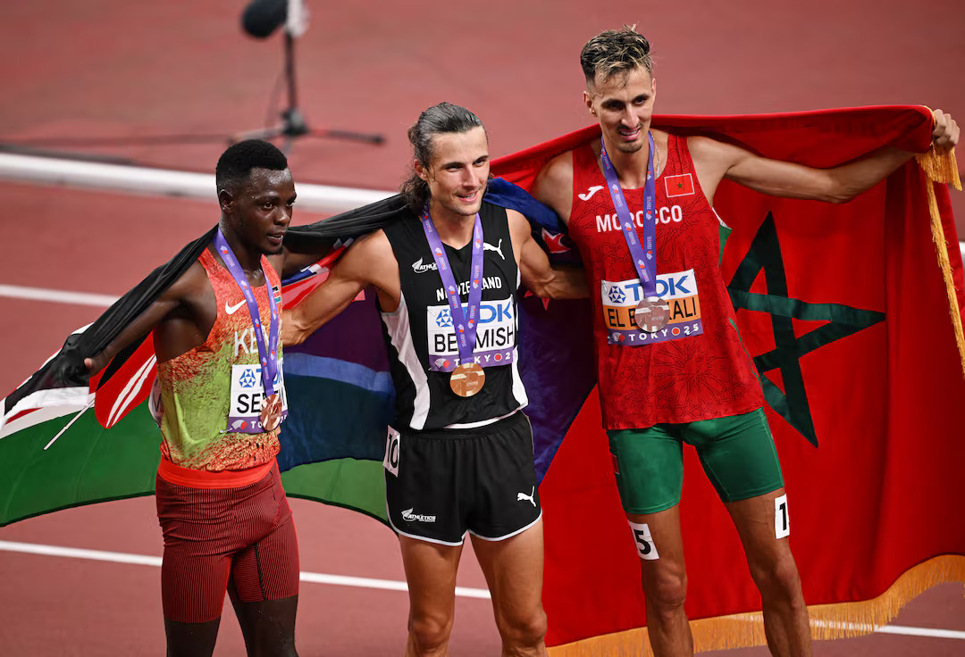 Le Marocain Soufiane El Bakkali, médaillé d'argent du 3 000 m steeple, a devancé le Kényan Serum, 17 ans, mais a été battu sur le fil par le Néo-Zélandais Geordie Beamish.