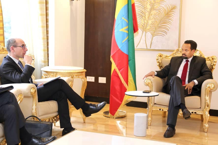 William Roos, co-président du Comité officiel des créanciers (OCC) de l'Ethiopie en conversation avec Ahmed Shide, ministre éthiopien des Finances.
