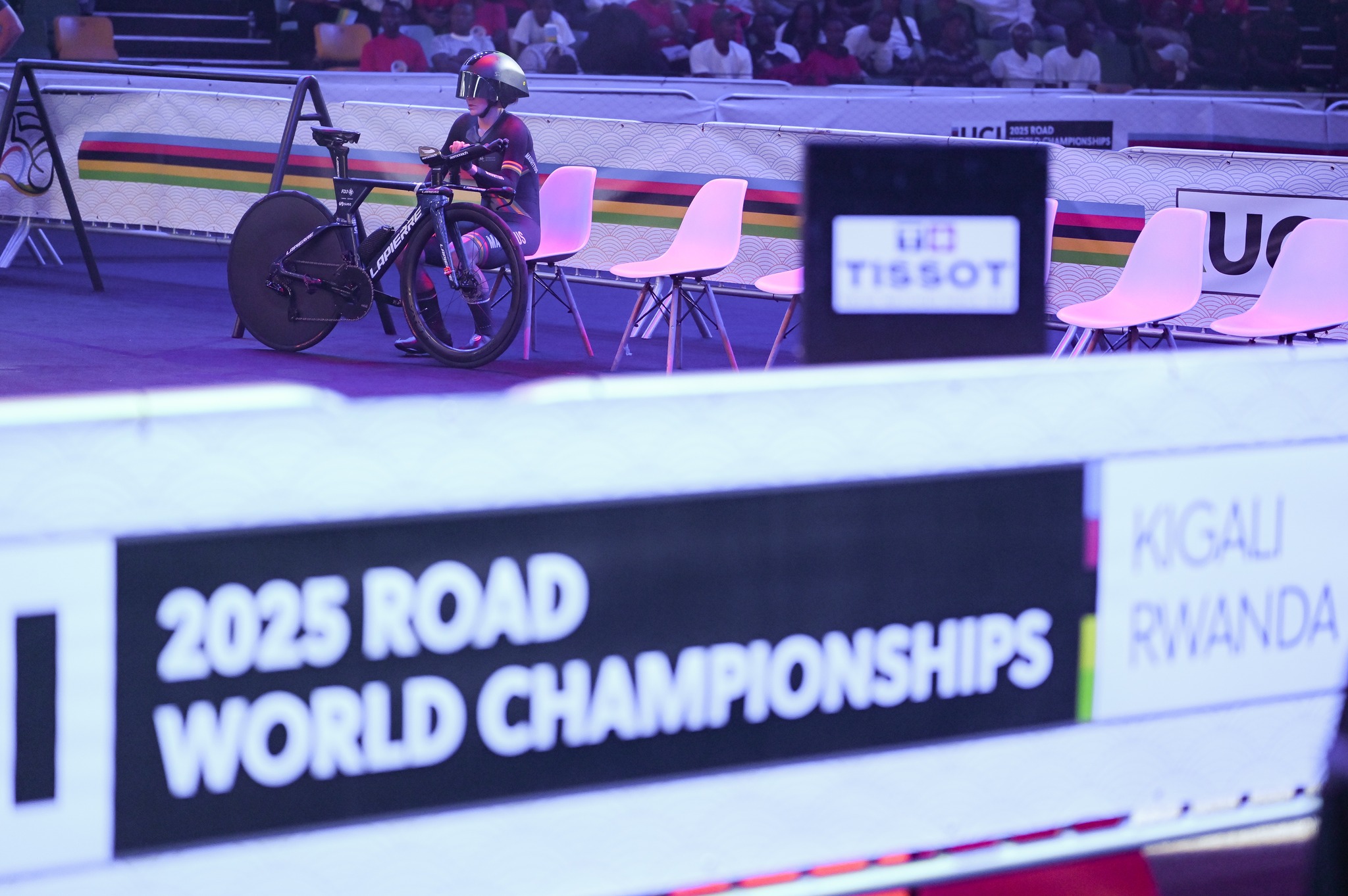 Aux Championnats du monde organisés en 2025 au Rwanda, l'UCI a introduit les traceurs GPS pour plus de sécurité pour les coureurs. 