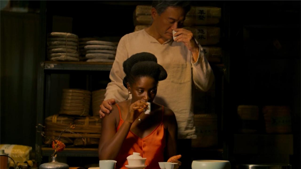 Une scène du film Black Tea d'Abderrahmane Sissako, avec Nina Melo et Han Chang - Capture d'écran DR