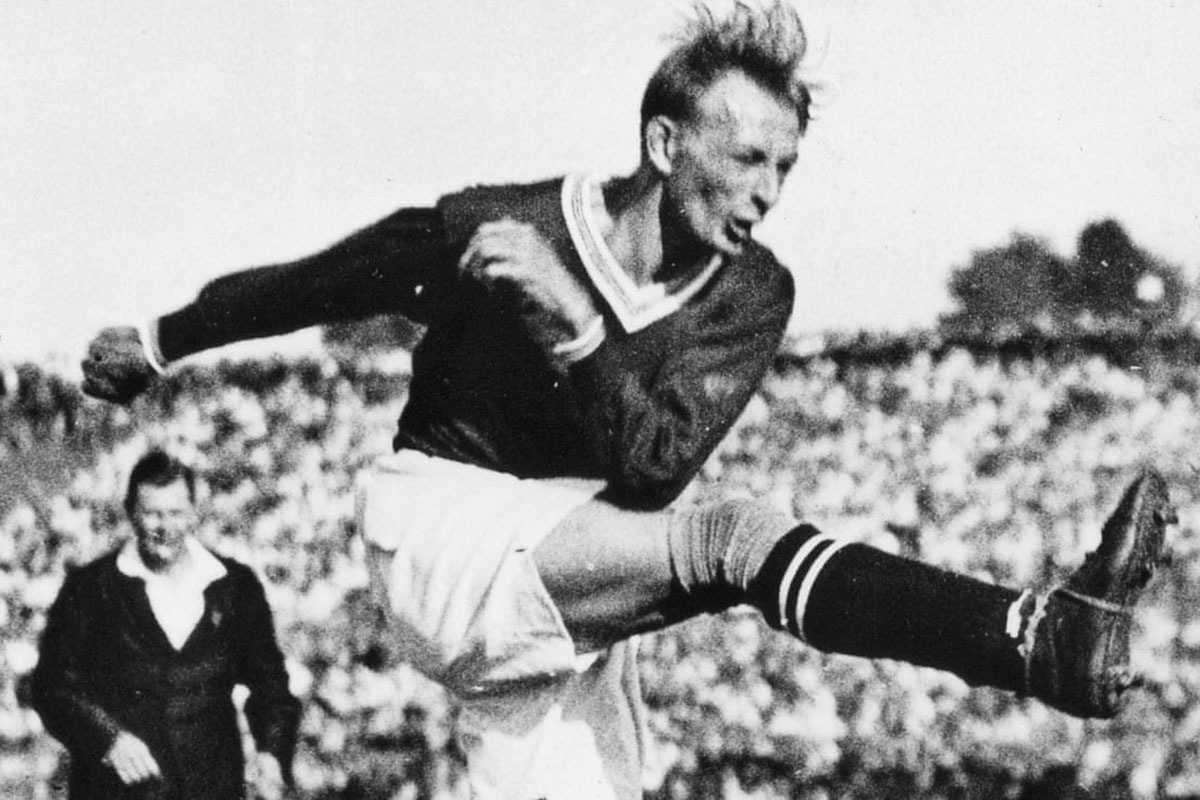 Surnommé "le Mozart du football", l'Autrichien Matthias Sindelar a osé défier les dignitaires nazis en exigeant de porter le maillot de l'équipe d'Autriche d'avant son annexion par l'Allemagne dans un match où son but brillamment marqué est apparu comme une provocation.