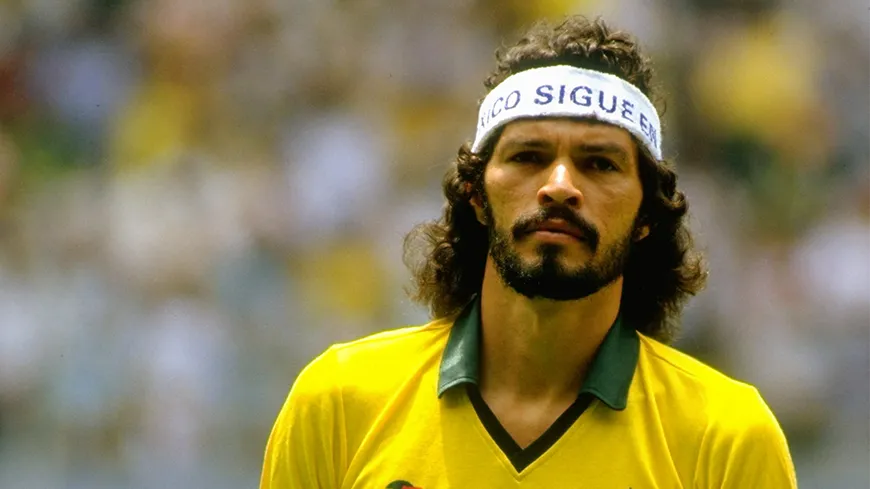 Capitaine de l'équipe du Brésil, Socrates a fait de son club, les Corinthians, un laboratoire de démocratie au moment où la junte militaire dirigeait le pays. 