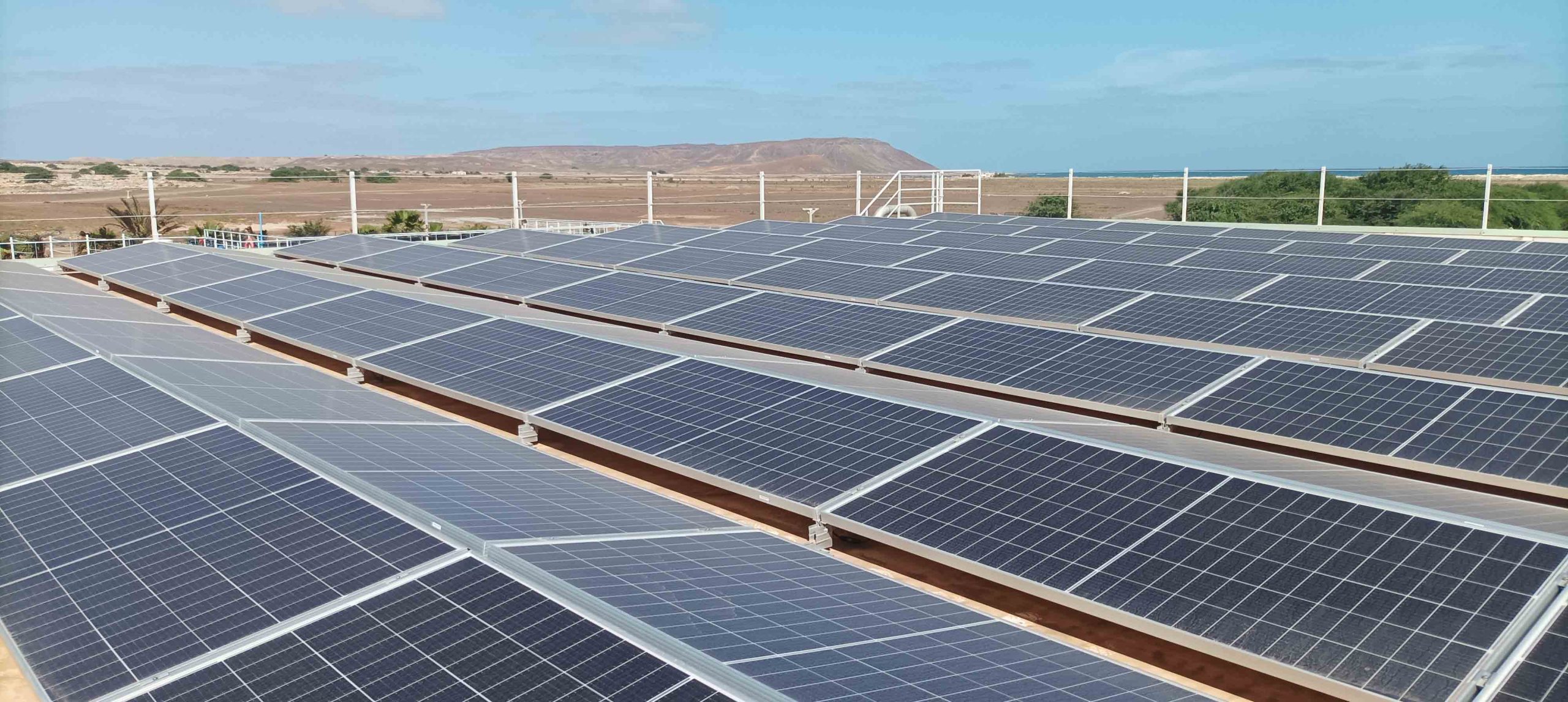 La désalinisation s'est également faite avec l'énergie solaire dans le combat du Cabo Verde pour s'approvisionner en eau. 