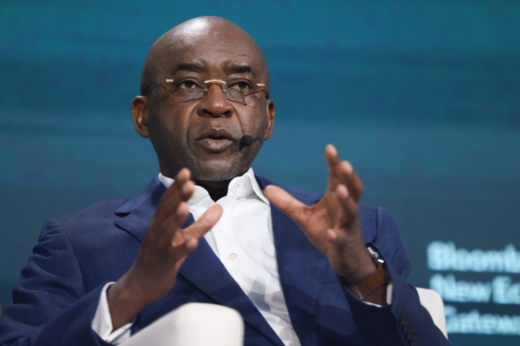 Le Zimbabwéen Strive Maziyiwa, à travers son groupe Cassava Technologies, il s'agit de bâtir une "Afrique digitale souveraine".