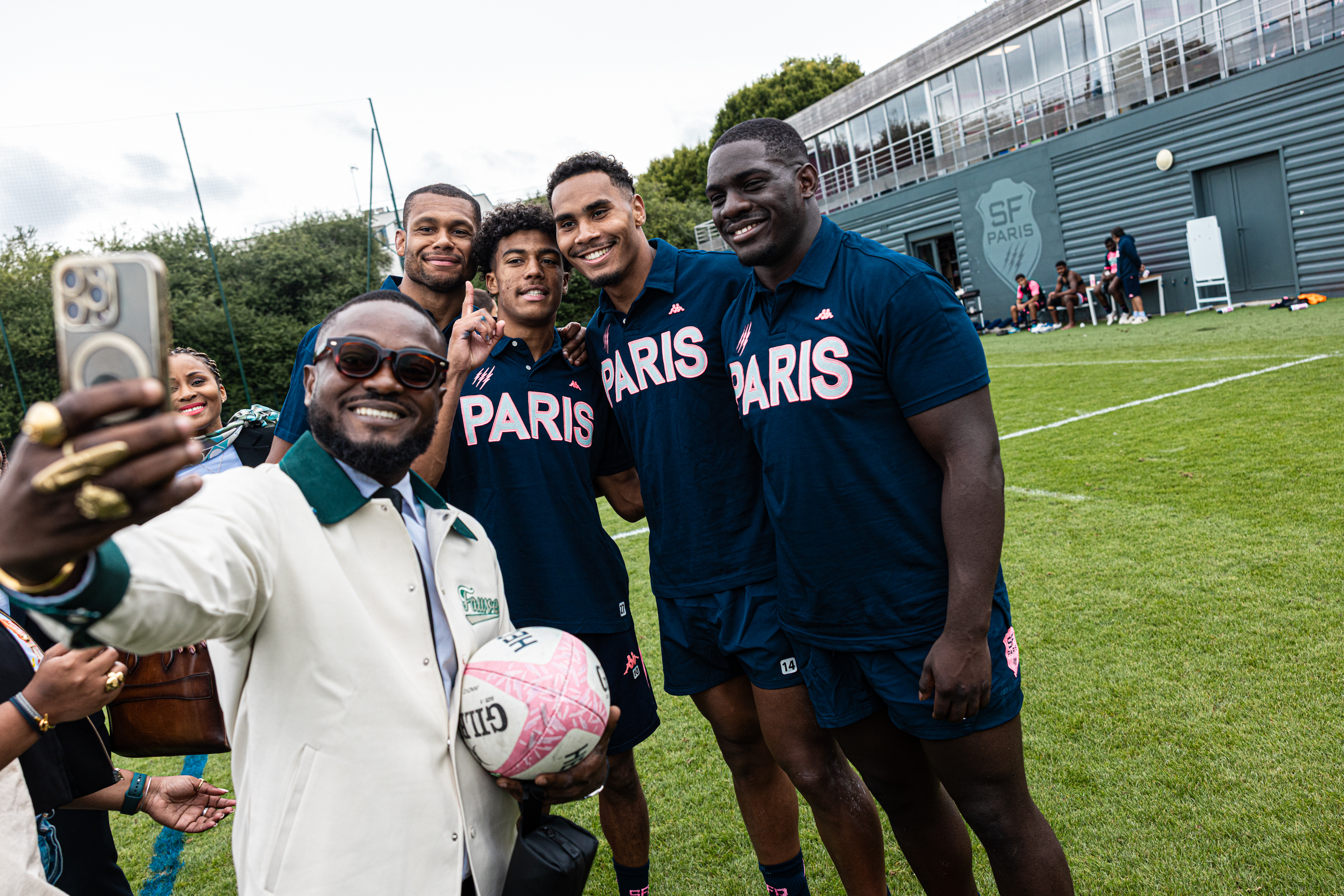 Pour la délégation ivoirienne venue signer le partenariat entre la Côte d'Ivoire et le Stade Français Paris, la bonne humeur dit déjà beaucoup de l'hospitalité réservée aux touristes attendus.&nbsp;