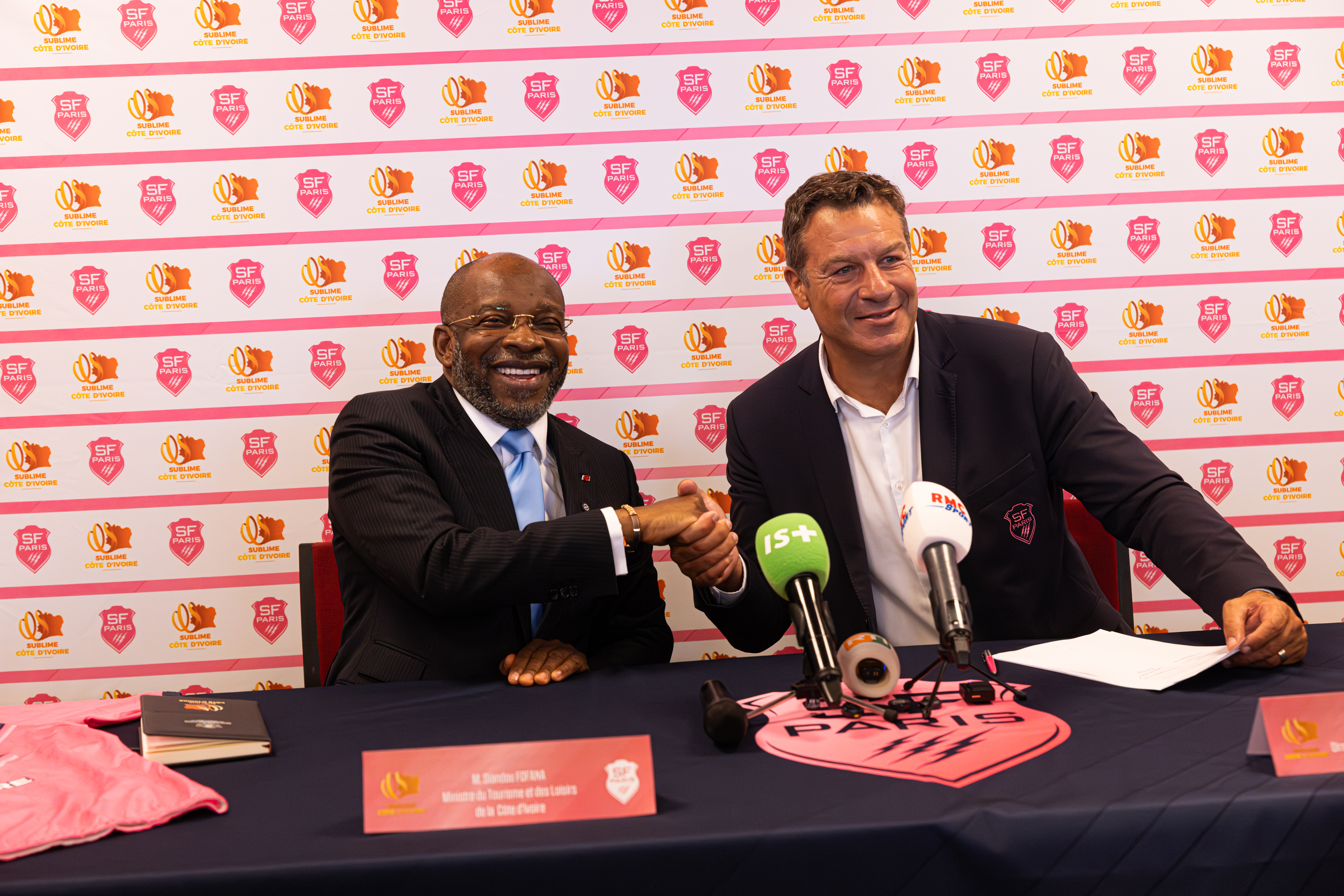 Siandou Fofana, ministre du Tourisme et des Loisirs de Côte d’Ivoire, et&nbsp;Thomas Lombard, directeur général du Stade Français Paris, ont scellé l'accord de partenariat soutenant la campagne "Sublime Côte d'Ivoire".