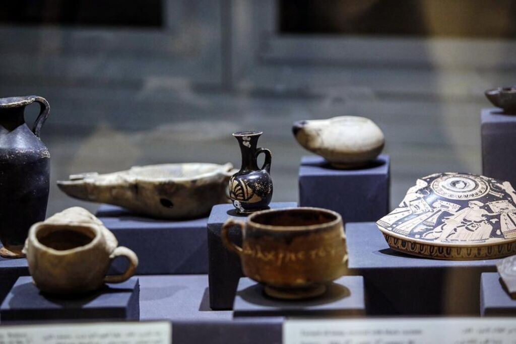 Des artefacts dans une exposition d'antiquités récupérées en mer Méditerranée au Musée national d'Alexandrie, en Égypte.