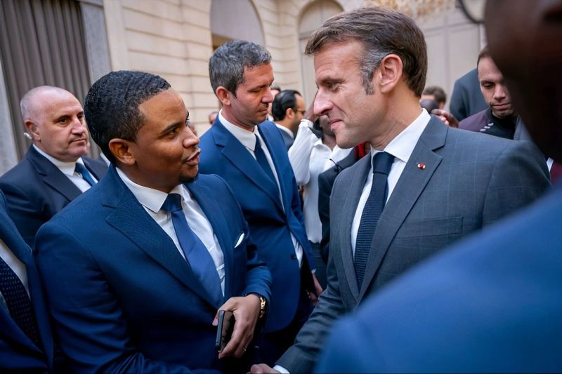 La question et la place des talents de la diaspora africaine sont portées autant au devant du Conseil des investisseurs français en Afrique, des professionnels du recrutement comme AfricSearch, des écoles de commerce comme l'ESCP et du président de la République française. On voit ici Yannick Mekwegne, président de l'ABC, échanger avec le président Emmanuel Macron.