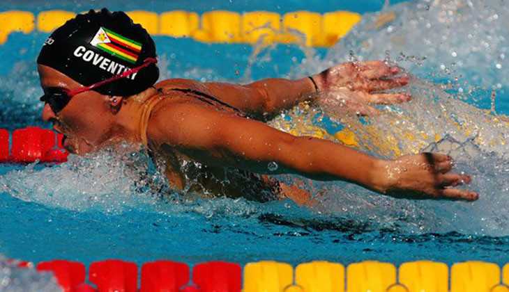 Kirsty Coventry, ici en pleine action, a remporté ses premières médailles olympiques à Athènes en 2004. 