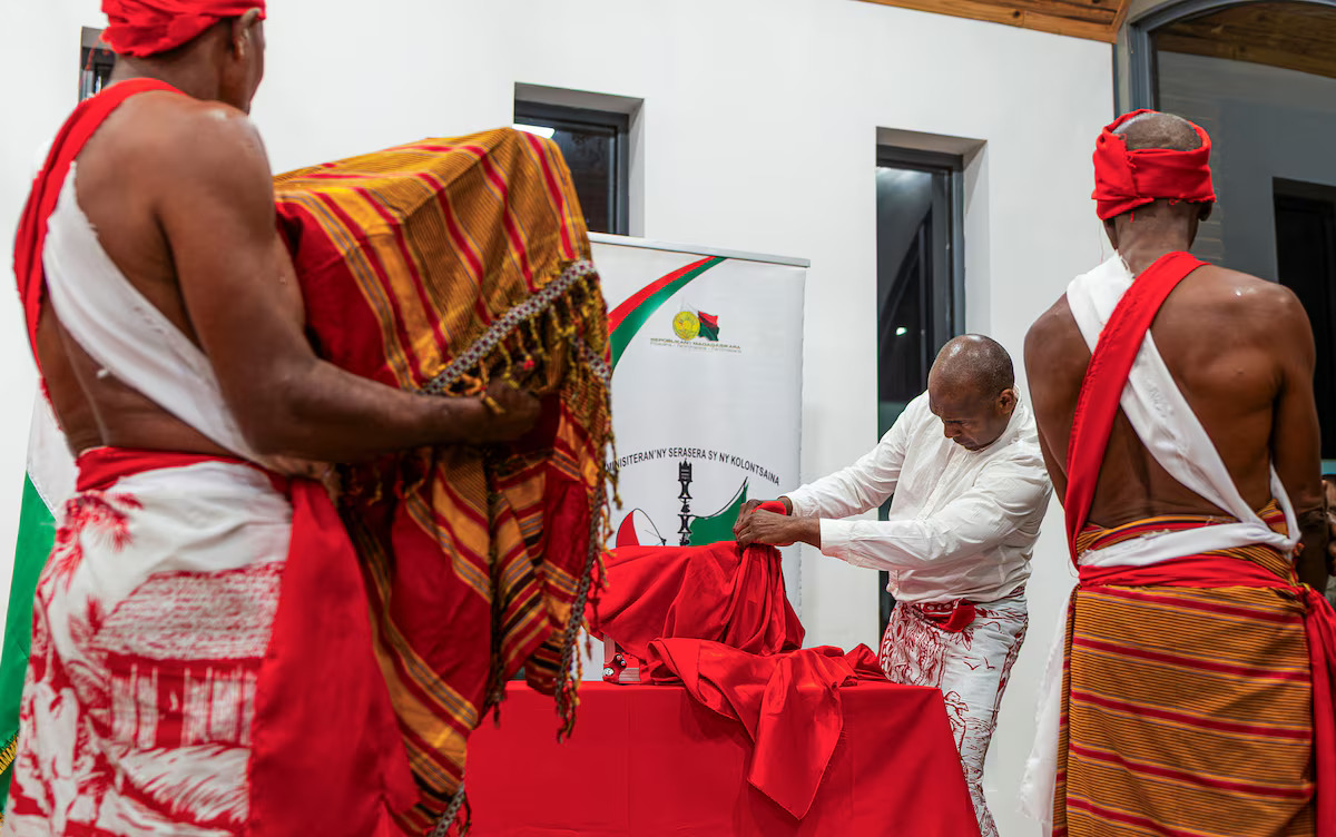 Les crânes du roi Toera et des autres membres de l'ethnie Sakalava sont déposées avec beaucoup de soins à Antananarivo pour leur exposition. 