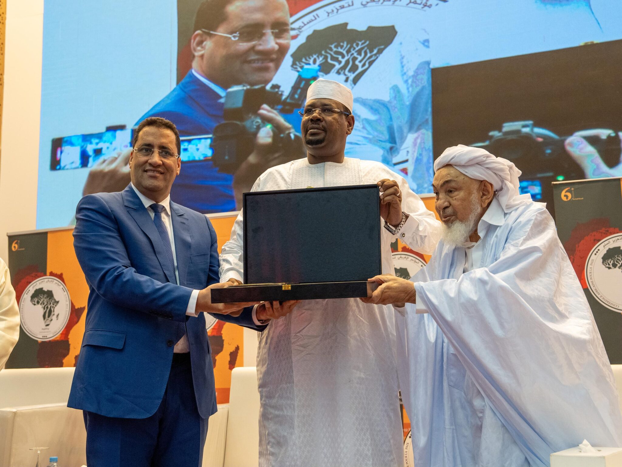 Pour le président Déby Itno et pour le Tcahd, le ministre tachadien, le Dr Ahmat Oumar Ahmat a reçu le Prix de la Paix de Cheikh Ben Bayyah et du premier ministre mauritanien.